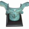 Masca de protectie din bronz pe suport din lemn