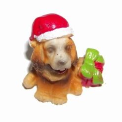 Catelus cu caciula lui Mos Craciun si cadou