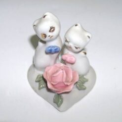 Pereche de pisicute, din portelan, cu trandafir
