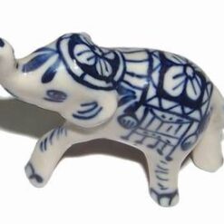 Mini elefantel din portelan cu trompa in sus