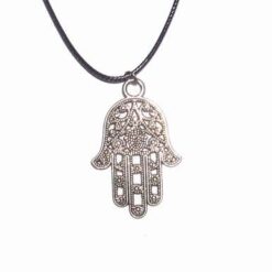 Pandantiv argintiu cu palma lui Fatima pe siret negru