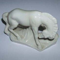 Calul armoniei din ceramica alba