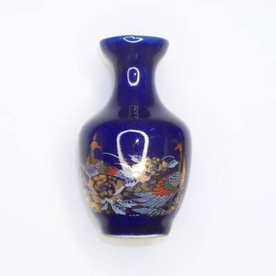 Vaza Feng Shui din cobalt cu paun si bujori
