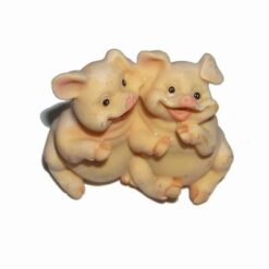 Cuplu de porcusori veseli pentru iubire si armonie.