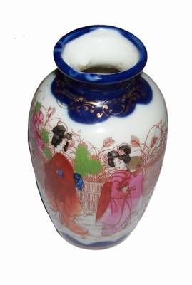Vaza din portelan cu zeitatea Kuan In pentru protectie