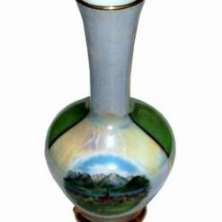 Vaza din portelan cu apa si munti