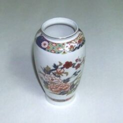 Vaza din portelan cu bujorii dragostei