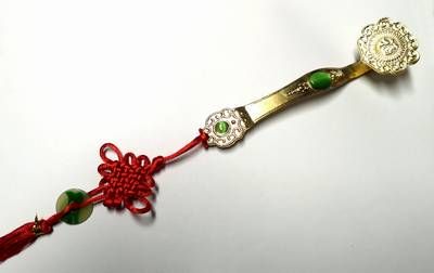 Ru Yi din metal auriu cu nod mistic rosi si moneda din jad