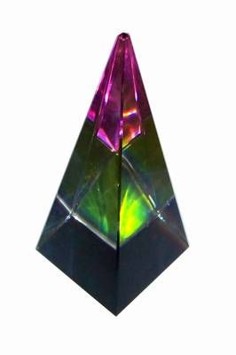 Piramida din cristal optic curcubeu
