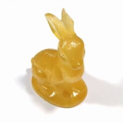 Iepure din rasina de culoare galbena pentru bogatie