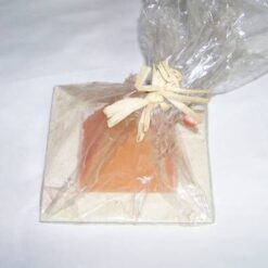 Lumanare in forma de piramida pe vas din ceramica