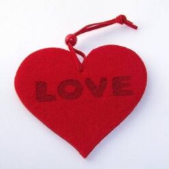 Inima din material textil, avand scris cuvantul Love