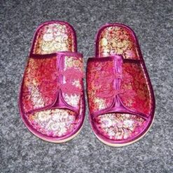 Papuci de casa cu elemente de bun augur - visinii