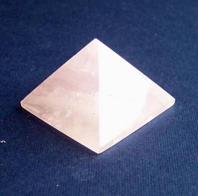 Piramida Feng Shui din cuart roz