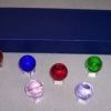 Set de 7 sfere colorate, cu suport din cristal