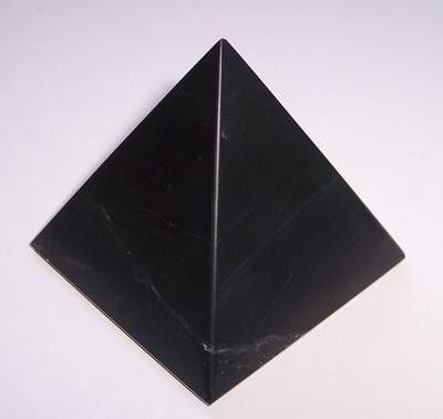Piramida din onix
