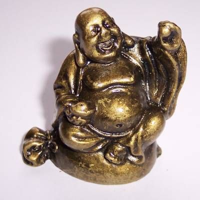 Buddha razand cu sac in spate
