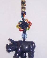 Rinocerul albastru din sodalit, cu nod mistic colorat