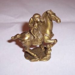 Maimuta calare pe cal - remediu din metal