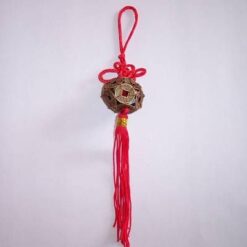 Sfera din banuti norocosi cu nod mistic si ciucure rosu