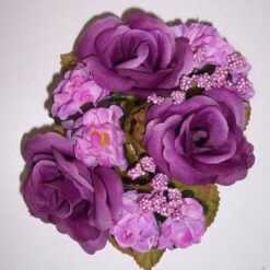 Ornament cu trandafiri roz artificiali. pentru lumanare