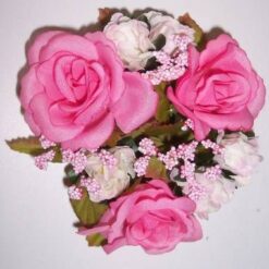 Ornament cu trandafiri roz artificiali. pentru lumanare