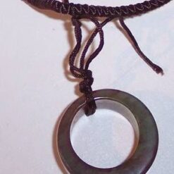 Talisman de protectie din jad, cilindric, pe siret reglabil