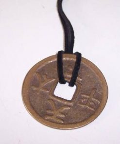 Talisman cu moneda antica cu ideograme de bun augur