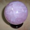 Sfera Feng Shui din cuart roz pe suport de lemn