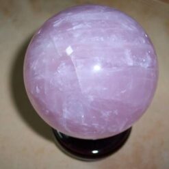 Sfera Feng Shui din cuart roz pe suport de lemn