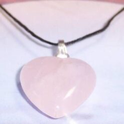 Pandantiv Feng Shui din cuart roz, pe siret negru