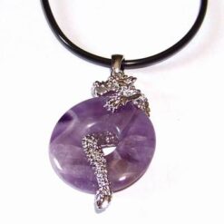 Dragon din metal cu ametist pe siret din cauciuc