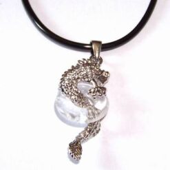 Dragon din metal cu cristal de stanca pe siret din cauciuc