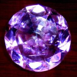 Piatra dorintei de culoare mov, pe suport