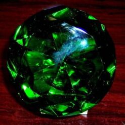 Piatra dorintei de culoare verde, pe suport