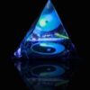Piramida Feng Shui din cristal cu simbolul Yin-Yang