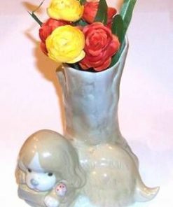 Vaza din portelan cu caine de protectie si florile pasiunii