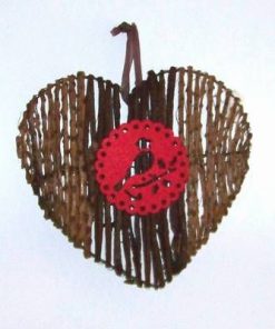 Decor Feng Shui - inima din lemn cu pasarea fericirii rosie
