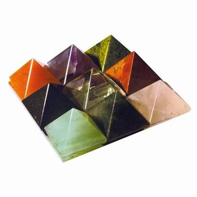 Remediu Feng Shui Vastu cu 9 piramide din cristal