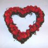 Aranjament in forma de inima cu flori rosii