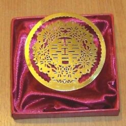 Simbolul Dublei Fericiri auriu in cutie visinie