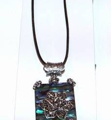 Floare de lotus din metal cu scoica marina, pe siret negru