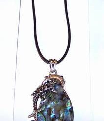 Delfini din metal cu scoica marina, pe siret negru