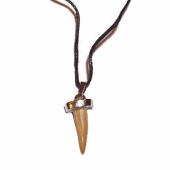 Colt de rechin in montura din metal de calitate