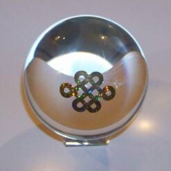 Sfera din cristal, cu Nodul Mistic si Yin-Yang, pe suport