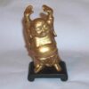 Buddha auriu pe suport din lemn
