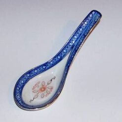 Lingura din portelan cu elemente de bun augur