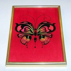 Tablou cu Fluturele Eliberarii pe fundal rosu