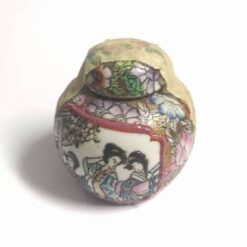 Minivasul bogatiei din portelan cu bujori si zeitati