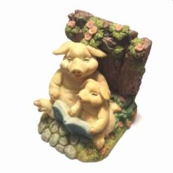 Familie de purcelusi norocosi cu carte